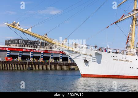 Aberdeen, Regno Unito. 18 luglio 2025. La prua del Dar Mlodziezy entra nel porto con il marchio Tall Ships Races sotto il bowsprit mentre le navi Tall si riuniscono ad Aberdeen alla fine di gara 2 durante le 2025 gare. Crediti: Neil Terry/Alamy Live News Foto Stock