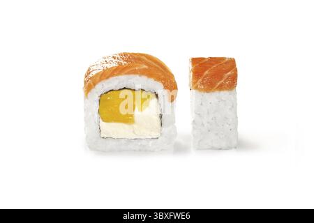 Due sushi roll philadelphia uramaki, uno tagliato a metà mostrando gli ingredienti, su sfondo bianco Foto Stock