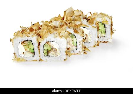 Deliziosi panini ripieni di filetto di anguilla al forno, formaggio spalmabile e cetrioli ricoperti di fiocchi di bonito affumicati su sfondo bianco. Popolare menu sushi bar Foto Stock