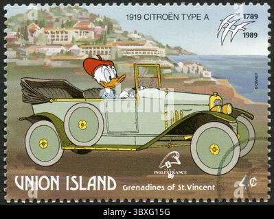 ST. VINCENT GRENADINES - UNION ISLAND - 1989 CIRCA: Un francobollo stampato a St. Vincent Grenadines mostra Paperino, 1919 Citroen, personaggio della serie Disney Foto Stock