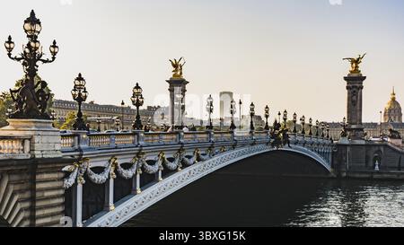 Alba contro la luce sulla bella Pont Alexandre III in Parigi Francia Foto Stock