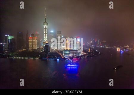 18 maggio 2013, Shanghai, Cina: Vista notturna del distretto di Lujiazui e del fiume Huangpu. Shanghai, Cina. (Immagine di credito: © Jon G. Fuller/VW Pics via ZUMA Press Wire) Foto Stock