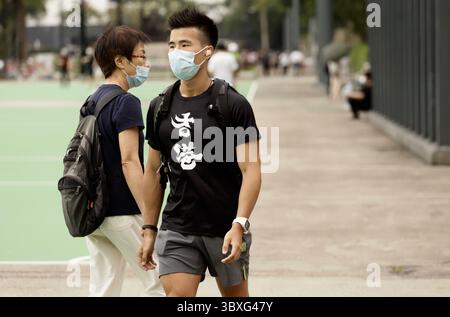 24 maggio 2020, HONG KONG, CINA: Un uomo di Hong Kong che indossa una tipica maglietta nera con logo stampato: HONG KONG scritto in cinese che cammina attraverso Victoria Park durante la protesta dei cittadini nel maggio 2020. A seguito della squalifica di un corridore maschile che indossava una T-Shirt con il logo cinese, HONG KONG ( e ' Add-Oil ' ) è stata squalificata dall'organizzatore nella MARATHON 2021 STANDARD DELLA domenica, il governo di Hong Kong sta iniziando una mossa per vietare ai cittadini di indossare T-shirt o qualsiasi capo di abbigliamento con il logo DI HONG KONG stampato su di esso secondo la LEGGE SULLA SICUREZZA NAZIONALE. L'incidente di domenica Foto Stock