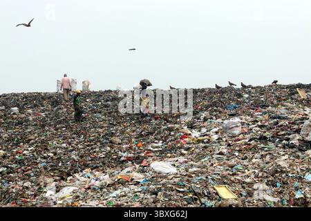 25 ottobre 2021, Dacca, Bangladesh: I raccoglitori di rifiuti delle persone raccolgono i rifiuti non biodegradabili da utilizzare per l'industria del riciclaggio nel sito di discarica di Dacca molte persone vivono raccogliendo rifiuti dalle montagne di rifiuti che vengono generati quotidianamente, per lo più dalla capitale Dacca. Il Bangladesh, l'ottavo paese più popoloso del mondo, ha attualmente un grave problema di inquinamento, a causa della produzione di rifiuti solidi nelle aree urbane del Bangladesh che ammonta a circa 25.000 tonnellate al giorno, il che si traduce in un aumento della produzione di rifiuti solidi. La città di Dacca produce un quarto di tutti i rifiuti urbani del paese. Il totale dei rifiuti solidi urbani è pr Foto Stock