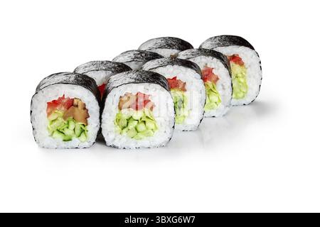 Involtini futomaki vegetariani con pomodori freschi tritati, cetrioli, lattuga e funghi shiitake avvolti in riso e nori su sfondo bianco. Giapponesi Foto Stock