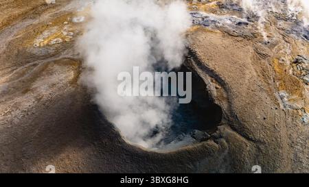Esplora lo splendido paesaggio geotermico di Hverir in Islanda, caratterizzato da colori vibranti del suolo e da sfiati del vapore. Uno spettacolo naturale della potenza terrestre attende il viaggiatore avventuroso. Foto Stock