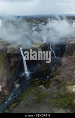 Esplora la splendida bellezza delle meraviglie naturali delle Icelands, dove le potenti cascate si tuffano in un profondo canyon avvolto dalla nebbia. Cascata Haifoss Islanda Foto Stock