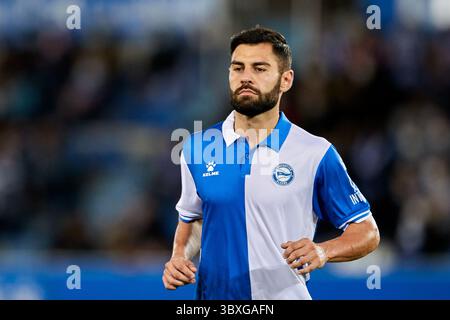 26 ottobre 2021, VITORIA, ALAVA, SPAGNA: Ruben Duarte del Deportivo Alaves guarda durante il campionato spagnolo, la Liga, partita di calcio tra Deportivo Alaves ed Elche CF a Mendizorrotza il 26 ottobre 2021 a Vitoria, Spagna. (Immagine di credito: © Ricardo Larreina/AFP7 via ZUMA Press Wire) Foto Stock
