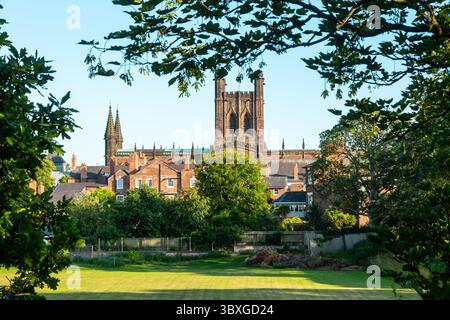 Vista della cattedrale di Chester dalle mura della città, Chester, Cheshire, Regno Unito. 2025 Foto Stock