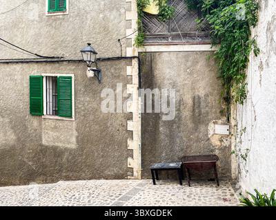 Tranquille strade acciottolate ed edifici imbiancati nella storica Dalt Vila, Ibiza, Isole Baleari, Spagna: Phillip Roberts Foto Stock