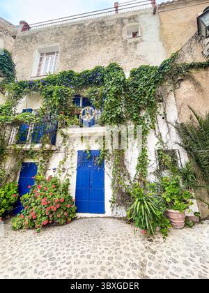 Tranquille strade acciottolate ed edifici imbiancati nella storica Dalt Vila, Ibiza, Isole Baleari, Spagna: Phillip Roberts Foto Stock