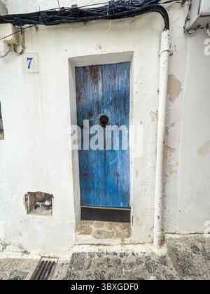Tranquille strade acciottolate ed edifici imbiancati nella storica Dalt Vila, Ibiza, Isole Baleari, Spagna: Phillip Roberts Foto Stock