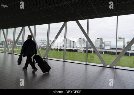 26 agosto 2021, Amsterdam, Olanda settentrionale, Paesi Bassi: Un passeggero cammina lungo l'atrio B nell'aeroporto Schiphol di Amsterdam, Paesi Bassi. (Immagine di credito: © Paul Christian Gordon/ZUMA Press Wire) Foto Stock