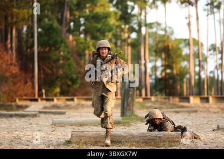 22 ottobre 2021 - Parris Island, Carolina del Sud, USA - Una recluta con la compagnia Papa, 4th Recruit Training Battalion, Buddy Rushes during the Crucible on Marine Corps Recruit Depot Parris Island, S.C. 'Octoberober 22, 2021. Durante i 24 eventi individuali del Crucible, le reclute vengono suddivise in squadre per affrontare sfide che mettono alla prova la loro forza fisica e le abilità di squadra sviluppate durante l'allenamento. (Immagine di credito: © U.S. Marines/ZUMA Press Wire Service/ZUMAPRESS.com) Foto Stock