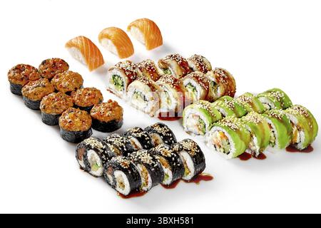 Diversi tipi di sushi che formano un variegato e delizioso assortimento di piatti giapponesi, con nigiri di salmone, panini al forno e panini di avocado Foto Stock