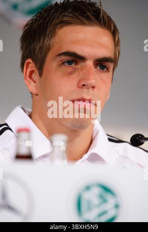 La Germania Philipp Lahm ascolta una domanda durante una conferenza stampa della nazionale tedesca alla Coppa del mondo FIFA del 3 luglio 2006 a Berlino, in Germania. Solo per uso editoriale. Uso commerciale vietato. (Fotografia di Jonathan Paul Larsen / Diadem Images) Foto Stock