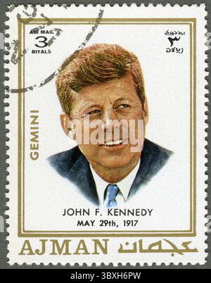 AJMAN - CIRCA 1970: Un francobollo stampato in Ajman mostra John F. Kennedy (1917-1963), circa 1970 Foto Stock