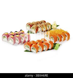 Varietà di sushi roll disposti su foglie di banana, per una presentazione vivace e appetitosa Foto Stock