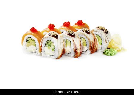 Deliziosi panini di sushi con salmone, avocado, formaggio spalmabile e caviale rosso, su sfondo bianco Foto Stock