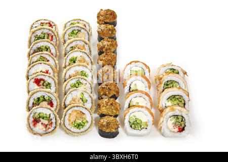 Vivace set di sushi con involtini tempura croccanti, norimaki e uramaki al forno con salmone, gamberi, formaggio spalmabile e cetriolo, isolati su bianco. Delicio Foto Stock