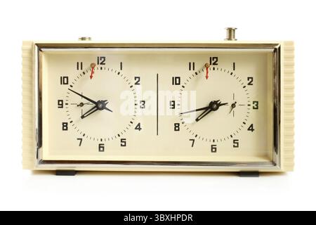 Vecchio orologio meccanico a scacchi su sfondo bianco Foto Stock