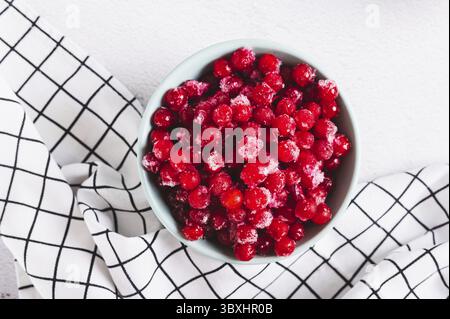 Cibo, viburno congelato in un recipiente con vista dall'alto del tavolo Foto Stock