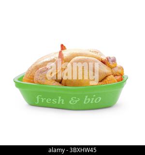 Pollo nutrito con mais in giallo il confezionamento di vassoio su sfondo bianco Foto Stock