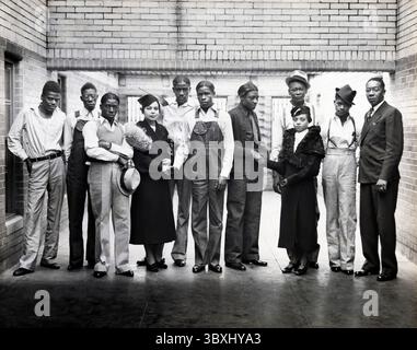 Otto dei nove Scottsboro Boys, Ozie Powell, Olen Montgomery, William Roberson, Charles Weems, Clarence Norris, Haywood Patterson, Andrew Wright e Eugene Williams, falsamente accusati di aver violentato due donne bianche, con i rappresentanti NAACP Juanita Jackson Mitchell, Laura Kellum e Dr. Ernest W. Taggart, full-length Portrait Inside Prison, Alabama, USA, Britton & Patterson, 1936 (immagine di credito: © JT Vintage via ZUMA Press Wire) Foto Stock