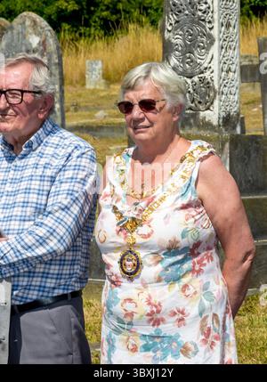 Eastbourne, East Sussex. 18 luglio 2025. I rappresentanti della polizia del Sussex, della Federazione di polizia e degli amici del cimitero di Ocklynge assistono all'inaugurazione della lapide restaurata all'ispettore della polizia del Sussex Arthur Walls, ucciso in servizio nel 1912. L'ispettore Walls ha assistito ai rapporti di un uomo nascosto sul tetto di un indirizzo a South Cliff Avenue Eastbourne, sfidando il sospetto, sono stati sparati due colpi, uno che colpisce l'agente nel petto uccidendolo all'istante. Il suo assassino di 29 anni, John Williams, vero nome, George Mackay, un piccolo criminale, fu arrestato a Londra. E' stato condannato per il mu Foto Stock