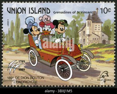 ST. VINCENT GRENADINES - UNION ISLAND - 1989 CIRCA: Un francobollo stampato a St. Vincent Grenadines mostra Topolino, Minnie e Daisy Duck, 1891 D. Foto Stock