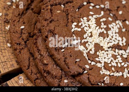 biscotti dolci al cioccolato con semi di sesamo sul tavolo, primo piano Foto Stock