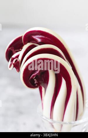 Radicchio Rosso di Treviso. Rosso brillante con un sapore leggermente amaro, Radicchio Rosso di Treviso IGP utilizza l'acqua naturale di sorgente per far uscire i suoi parti Foto Stock