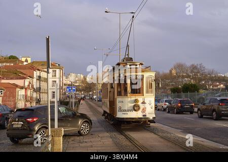 Porto, Portogallo: 22 febbraio 2024 - il tradizionale tram d'epoca, simbolo di Porto, passa attraverso la storica linea del tram Linha 1 Foto Stock