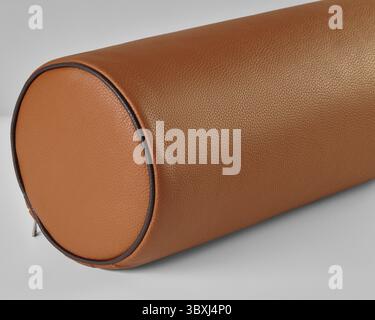Cuscino di appoggio arancione in ecopelle, perfetto per aggiungere un tocco di stile e comfort a qualsiasi divano o letto Foto Stock