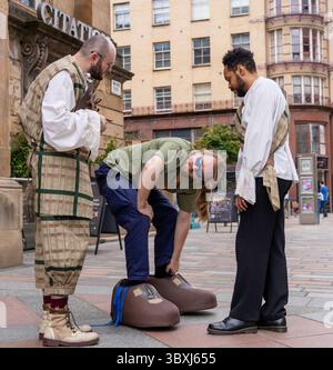 Glasgow, Scozia, Regno Unito. 18 luglio 2025. Gli artisti prendono parte agli eventi di strada nei pressi del centro città come parte del Merchant City Festival. Crediti: Richard Gass/Alamy Live News Foto Stock