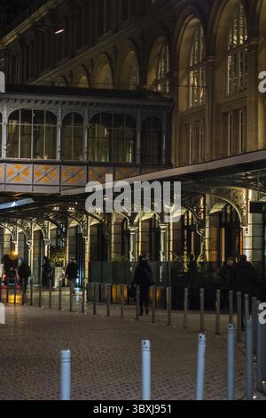 Fotografia di strada di notte alla stazione di St Lazare a Parigi Foto Stock