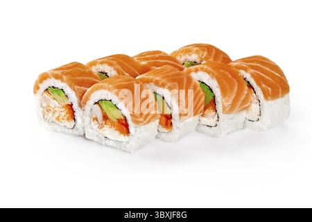 Deliziosi panini di sushi uramaki philadelphia con salmone, avocado, formaggio spalmabile e masago disposti in modo splendido su uno sfondo bianco pulito Foto Stock