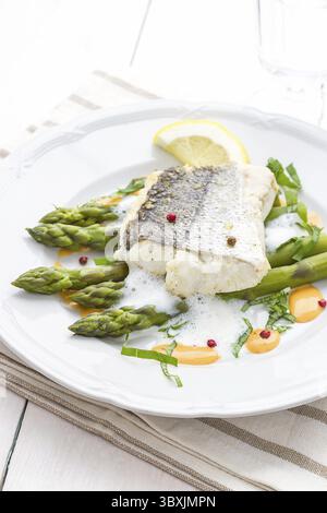 Filetto di nasello con schiuma di asparagi e salsa di limone, vista dall'alto Foto Stock