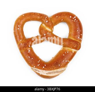 Deliziosi pretzel bavarese in forma di cuore, isolato Foto Stock