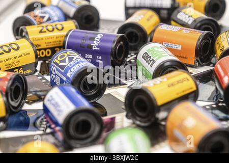 Sibiu, Romania - 7 aprile 2024. Taniche di pellicola vuote da 35 mm da pellicola sviluppata con vecchie strisce di pellicola da 35 mm Foto Stock