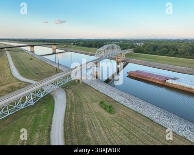 Chiatte sul canale Chain of Rock del fiume Mississippi sopra St Louis, vista aerea Foto Stock