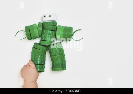 Zero sprechi, la seconda vita delle cose. Robot giocattolo in tappi di plastica Foto Stock