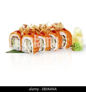 Sushi philadelphia uramaki appena preparato, con salmone, cetriolo e formaggio spalmabile, guarniti con fiocchi di bonito secchi e salsa piccante Foto Stock