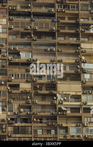 Finestre quadrate grigie di un grattacielo di un moderno edificio cittadino. Moderni appartamenti in una zona densamente popolata del Cairo. Finestre di costruzione, tex Foto Stock