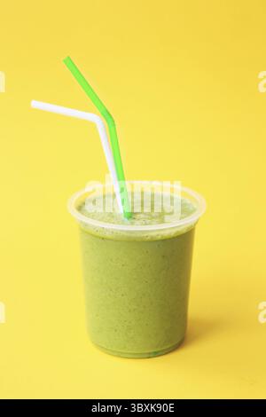 Frullato verde fresco sano o succo fresco. Bevanda fredda estiva. Cocktail proteici biologici con frutta e verdura. Bevanda vegana, a base di piante liscia Foto Stock