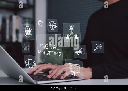 Marketing digitale e pubblicità online. Persona che lavora su un notebook con icone per marketing, social media, pubblicità online, Foto Stock