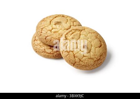 Tre biscotti amaretti dorati, freschi e invitanti, seduti su una superficie bianca incontaminata Foto Stock