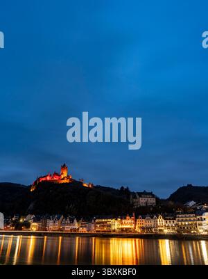 La pittoresca cittadina di Cochem, in Germania, brilla di notte nel cuore della valle della Mosella. Cochem offre una magica miscela di fascino medievale, vigneti Foto Stock