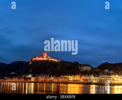 La pittoresca cittadina di Cochem, in Germania, brilla di notte nel cuore della valle della Mosella. Cochem offre una magica miscela di fascino medievale, vigneti Foto Stock