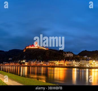 La pittoresca cittadina di Cochem, in Germania, brilla di notte nel cuore della valle della Mosella. Cochem offre una magica miscela di fascino medievale, vigneti Foto Stock